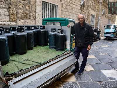 �� questo infatti l�anno in cui mio padre Nicola, appena ventenne fond� questa attivit�, dice il proprietario che ci d� il benvenuto accanto al suo Ape verde con il cassone carico di cilindri neri